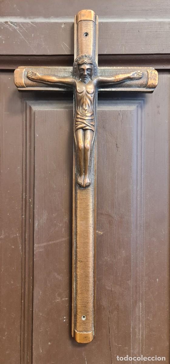 Antig&uuml;edades: Crucifijo de hierro acobrado de pared mediados s. XX de 40 cm &times; 19 cm