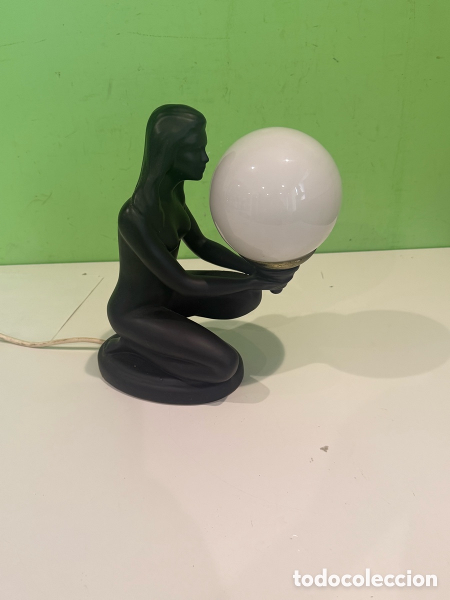 Antig&uuml;edades: L&aacute;mpara sobremesa vintage figura femenina desnuda con globo opalino a&ntilde;os 70-80