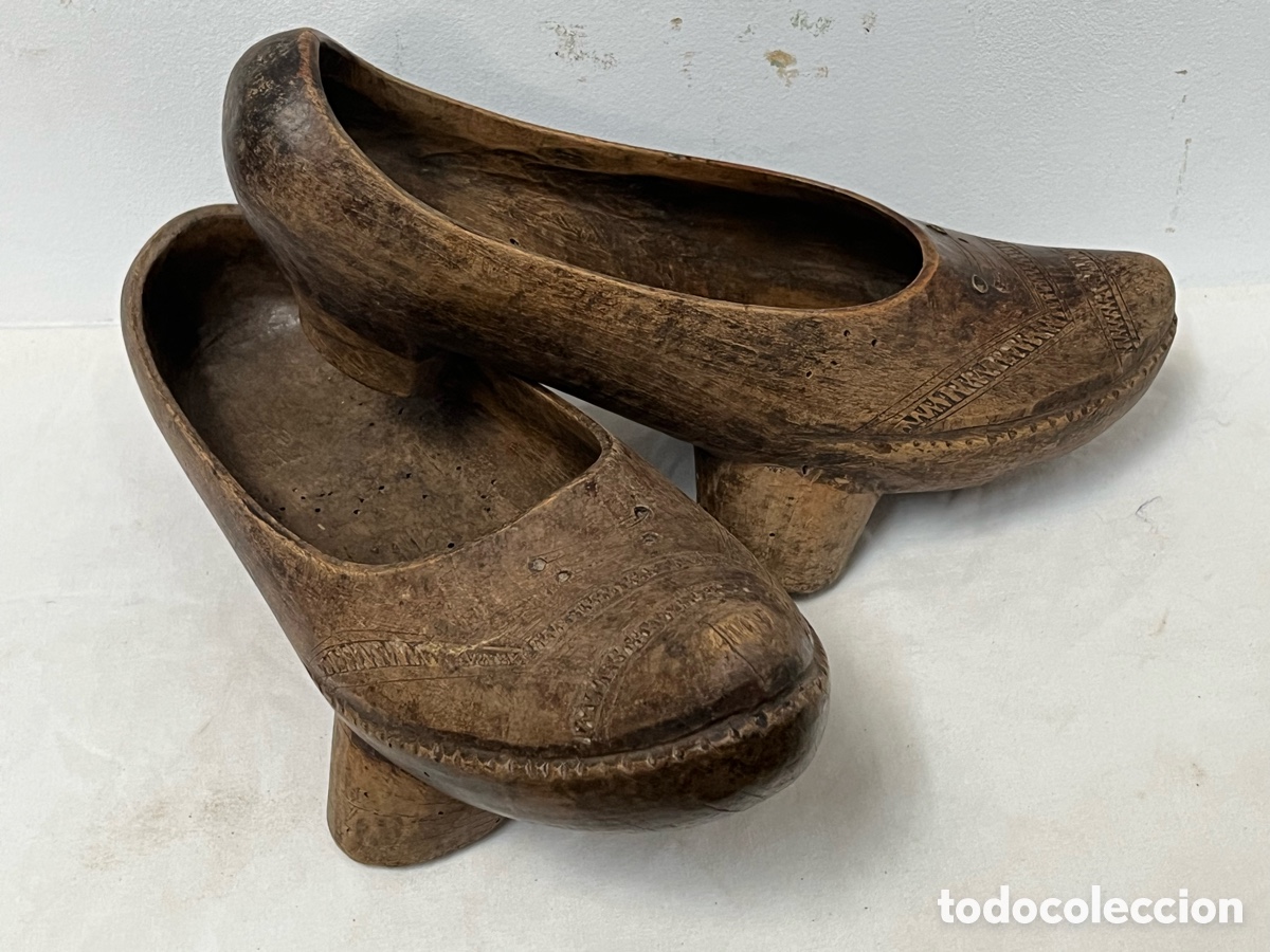 Antig&uuml;edades: Pareja de Madre&ntilde;as de Madera Tallada. A/J