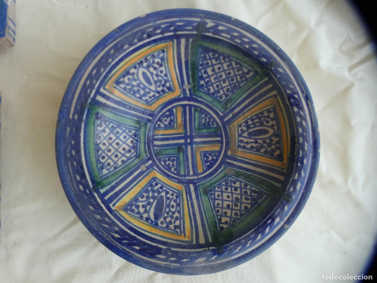 Antiquit&auml;ten: Plato de loza policromada morisca, gres vidriado, finales del siglo XIX, Fez, Marruecos.
