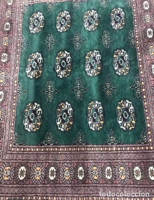 Antig&uuml;edades: ALFOMBRA PAKIST&Aacute;N CON MOTIVOS VERDES Y AZULADOS