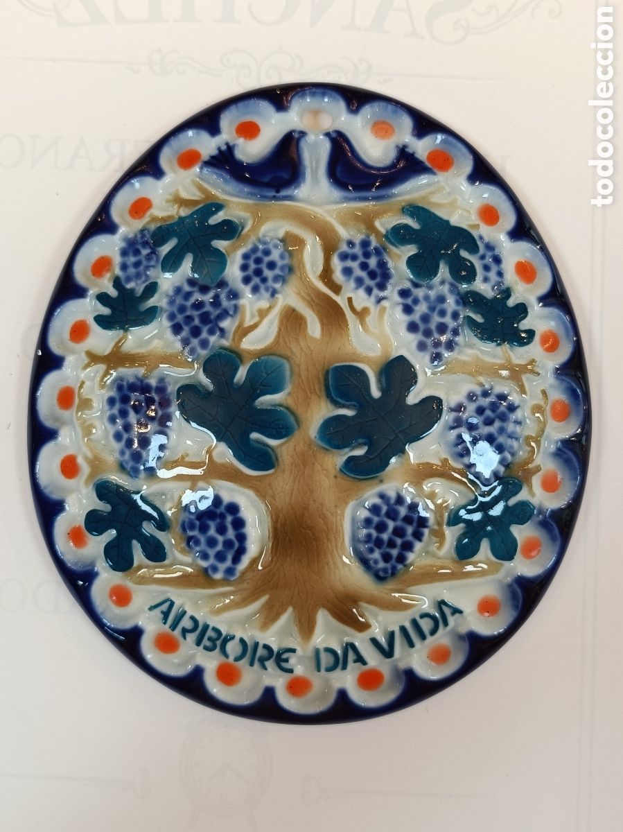 Antig&uuml;edades: Medall&oacute;n de cer&aacute;mica o porcelana de la marca Sargadelos, originaria de Galicia, Espa&ntilde;a.