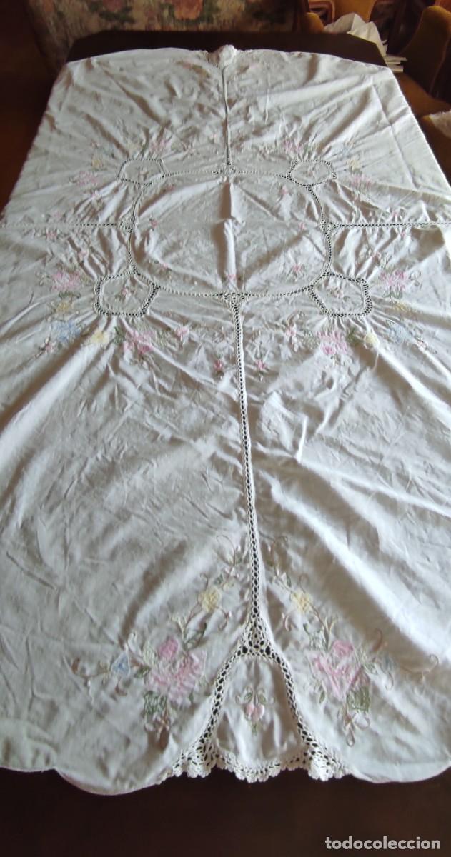 Antig&uuml;edades: ANTIGUO MANTEL REDONDO DE HILO BORDADO A MANO FLORAL Y ENTREDOS DE GANCHILLO - &Oslash; 150 cm