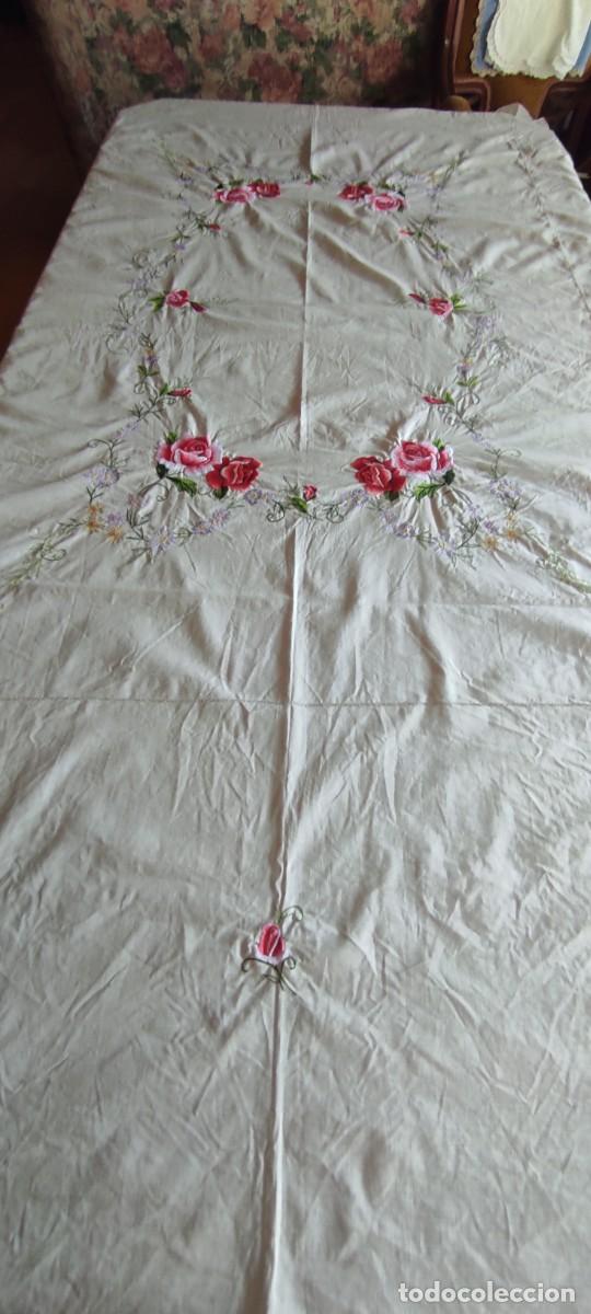 Antig&uuml;edades: GRAN MANTEL RECTANGULAR- BORDADO DE ROSAS ROJAS Y FLORES - BORDE FESTONEADO - 210 X 160
