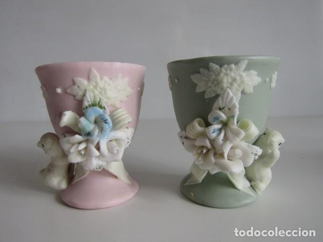 Antiques: PRECIOSO PAREJA DE PORTAHUEVOS DE PORCELANA INGLESA DECORACION FLORES Y CONEJO - 7 CM