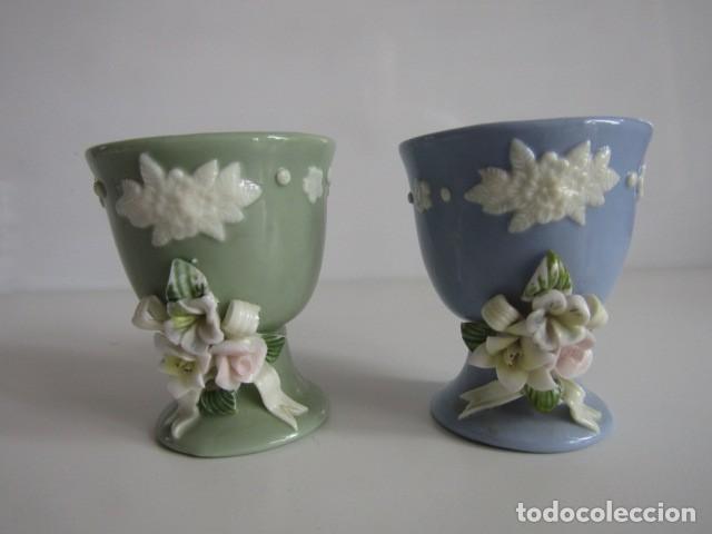 Antiques: PRECIOSO PAREJA DE PORTAHUEVOS DE PORCELANA INGLESA DECORACION FLORES - 7 CM