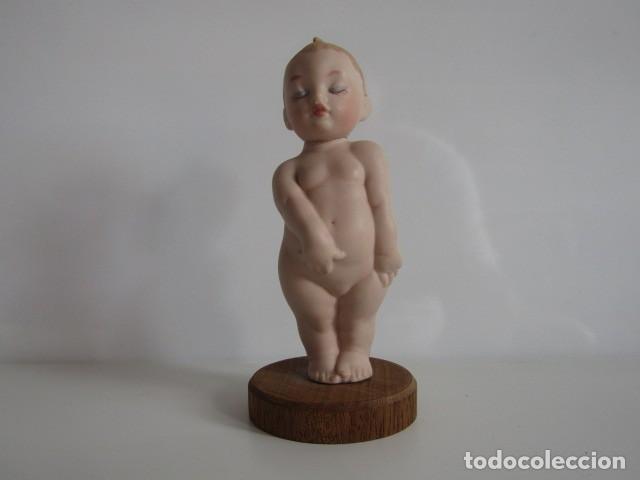 Antiguidades: PRECIOSO FIGURA DE BEBE DE PORCELANA PINTADA A MANO TIPO BISQUE, CABEZA MOVIL RAR - 12 CM