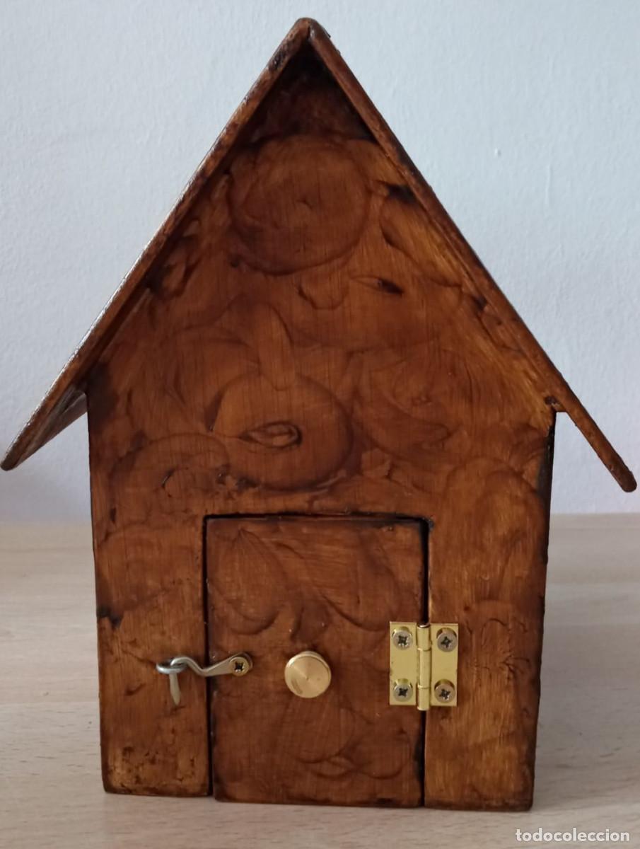 Antig&uuml;edades: Antigua casita de madera para p&aacute;jaros totalmente artesanal y barnizada para exterior