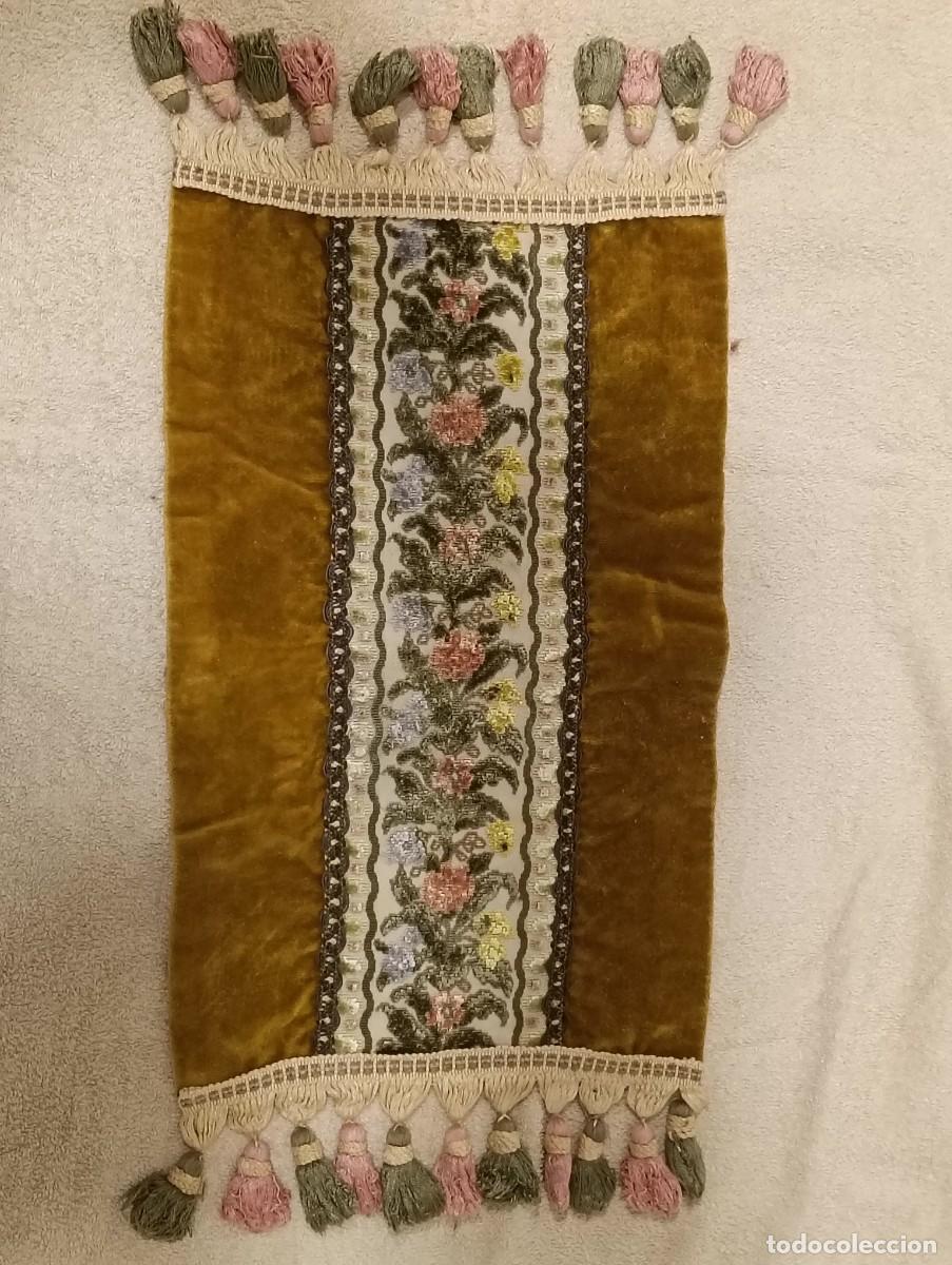 Antig&uuml;edades: Antiguo Tapete o Camino de Mesa de Terciopelo Mostaza y Cenefa Floral - A&ntilde;os 40-50 - Hecho a Mano