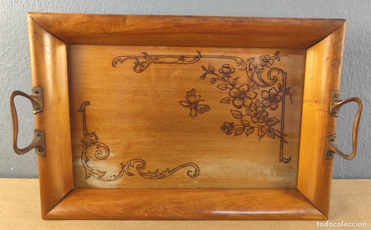 Antig&uuml;edades: Bandeja de madera con asas met&aacute;licas y decoraci&oacute;n floral grabada, a&ntilde;os 1950&ndash;1970