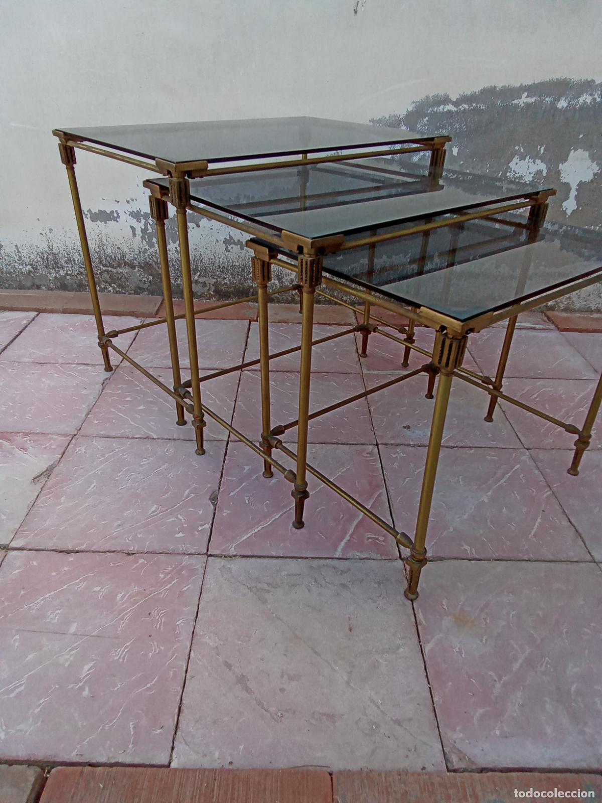 Antig&uuml;edades: TRES MESAS NIDO MET&Aacute;LICAS CON SOBRE DE CRISTAL