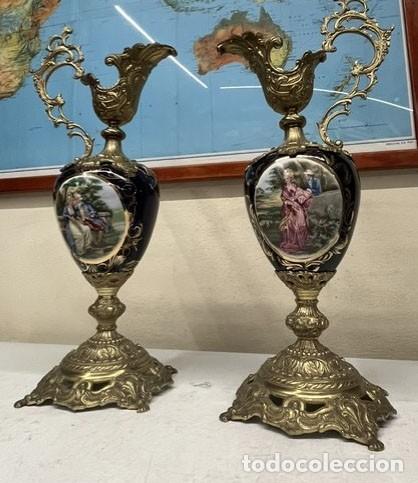 Antiquit&auml;ten: Pareja de jarrones de bronce y ceramica antiguos