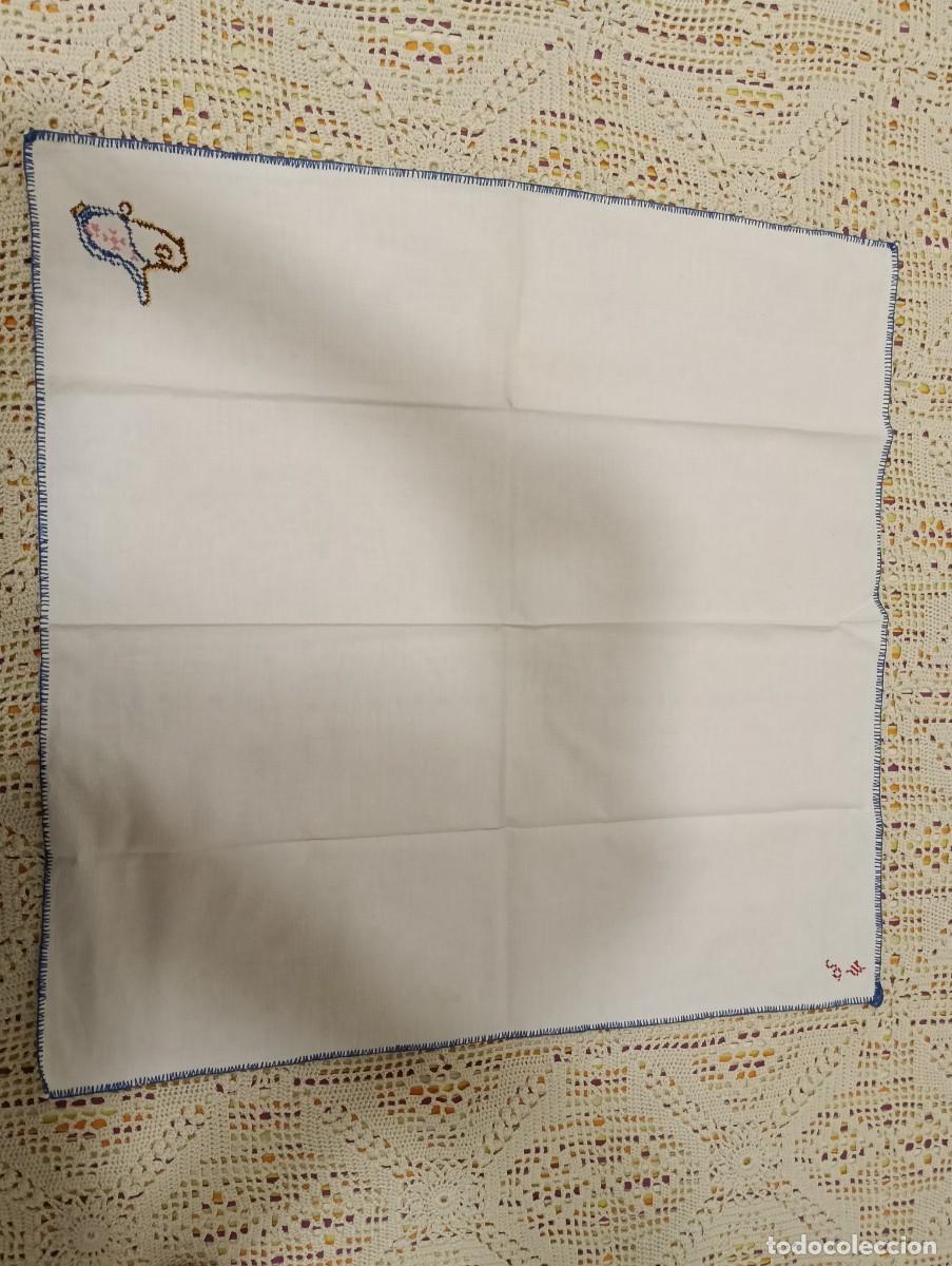 Antig&uuml;edades: Pa&ntilde;o de cocina antiguo de lino o algod&oacute;n fino bordado a mano &ndash; 63 x 63 cm aprox.