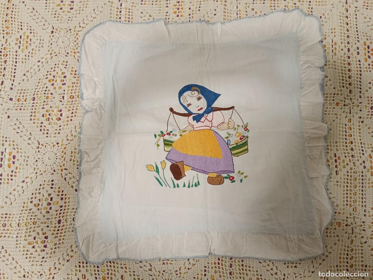 Antig&uuml;edades: Antigua funda de coj&iacute;n bordada a mano - Motivo campesina / holandesa con flores - Vintage