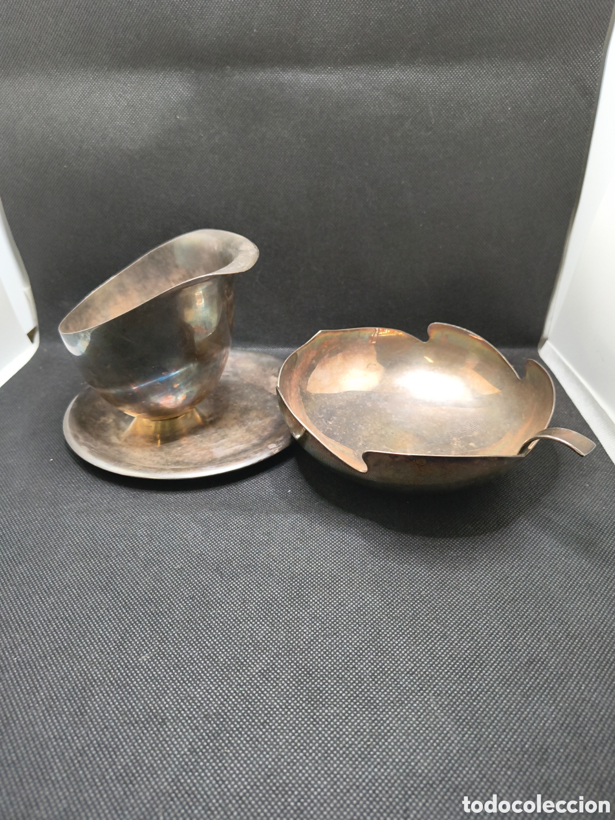 Antig&uuml;edades: Pareja de salseras en metal plateado (Cruz de Malta)