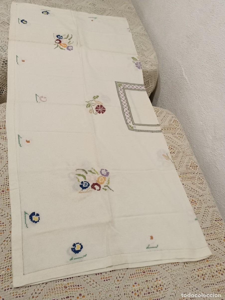 Antig&uuml;edades: Mantel vintage bordado a mano en punto de cruz - Inacabado - Ideal labores y costura - 140x140 cm