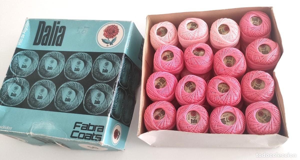 Antig&uuml;edades: Antigua caja con 32 ovillos de hilo de algod&oacute;n marca Dalia (2). Fabra Coats