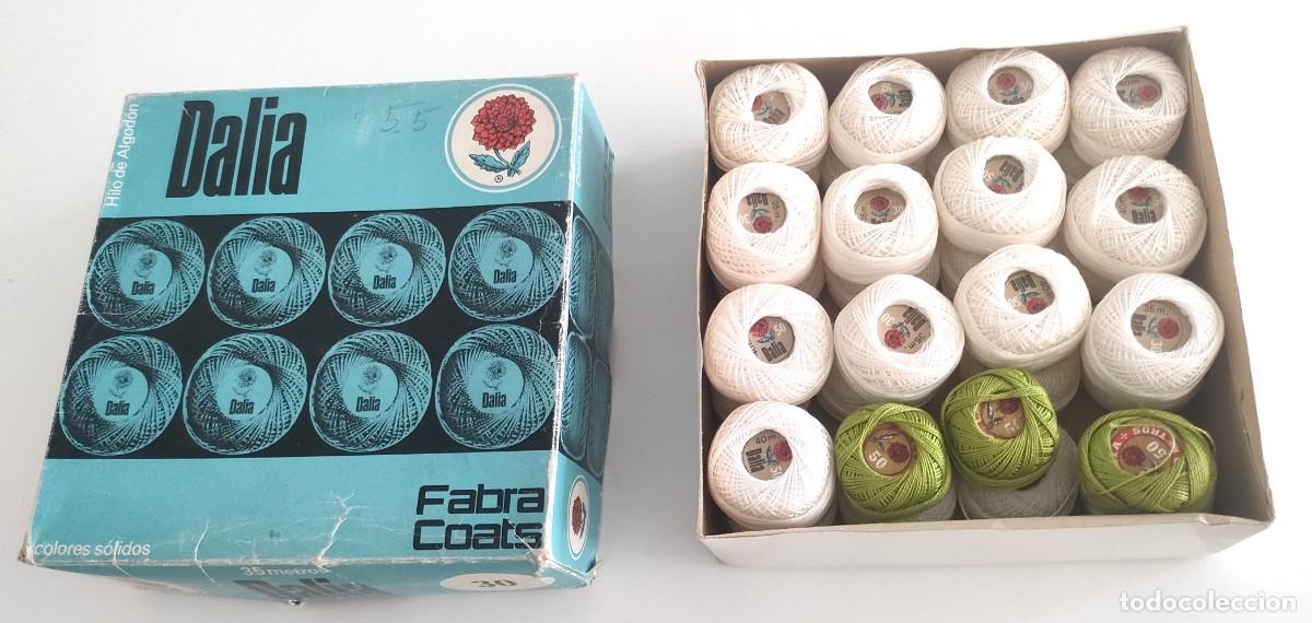 Antig&uuml;edades: Antigua caja con 32 ovillos de hilo de algod&oacute;n marca Dalia (3). Fabra Coats