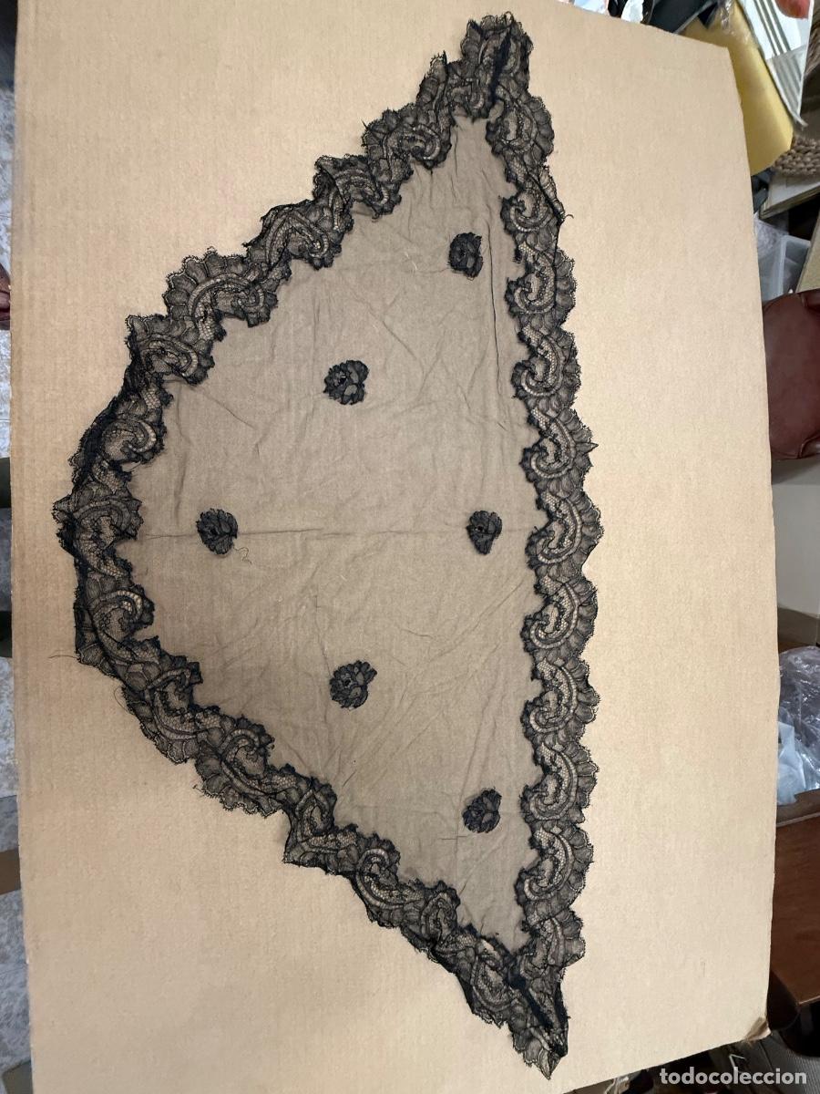 Antiquit&eacute;s: Antiguo mantilla de tul bordado. Triangular. mide 110x50cm