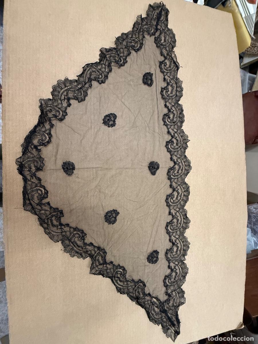 Antig&uuml;edades: Antiguo mantilla de tul bordado. Triangular. mide 110x50cm - Foto 4