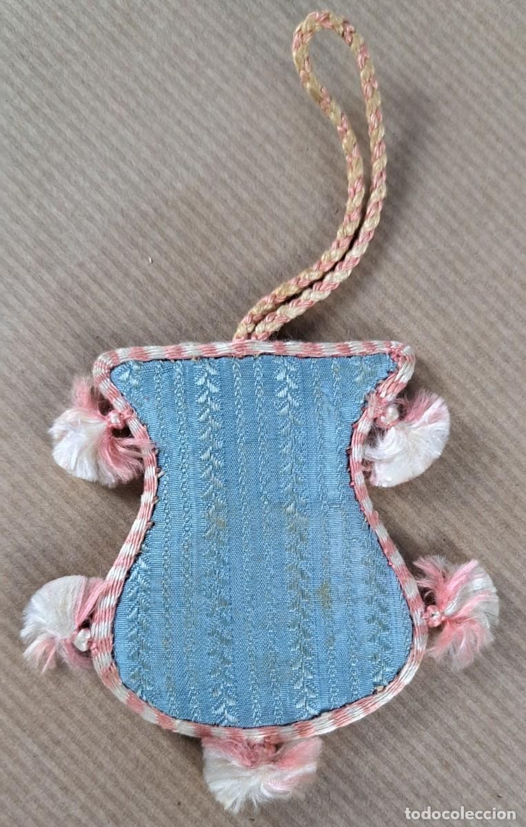 Antig&uuml;edades: Escapulario textil azul con borlas &ndash; siglo XIX - Foto 1