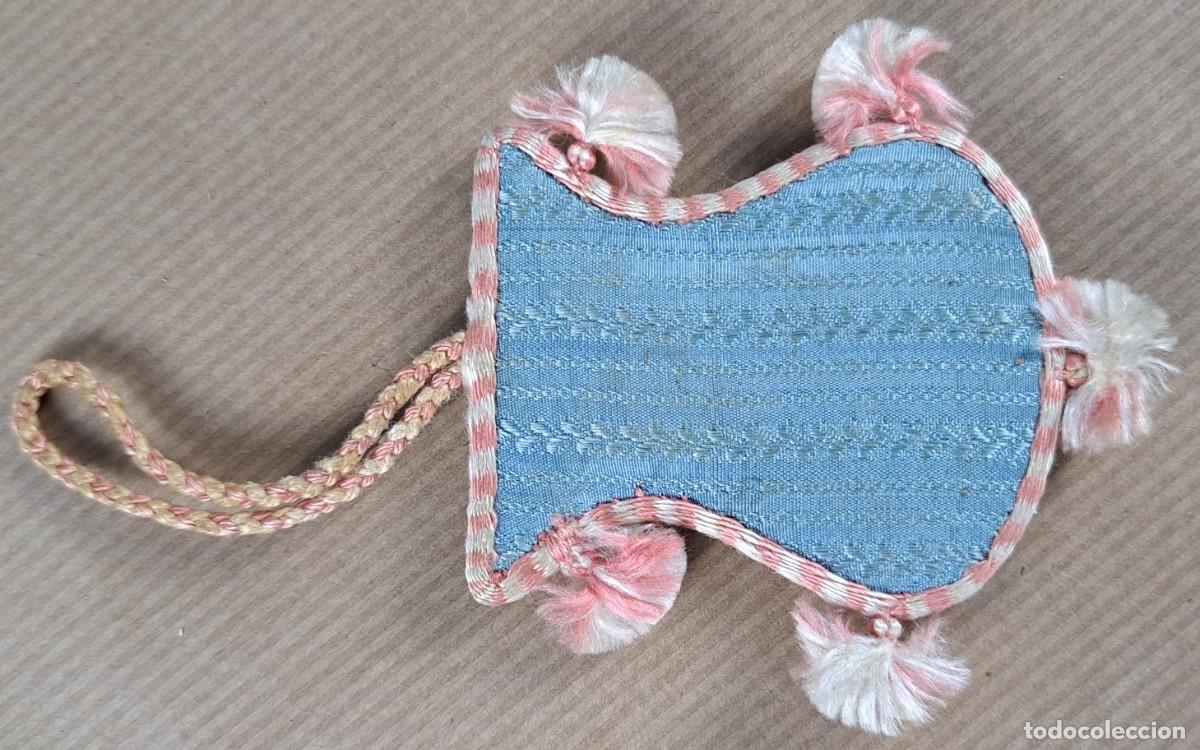 Antig&uuml;edades: Escapulario textil azul con borlas &ndash; siglo XIX - Foto 2