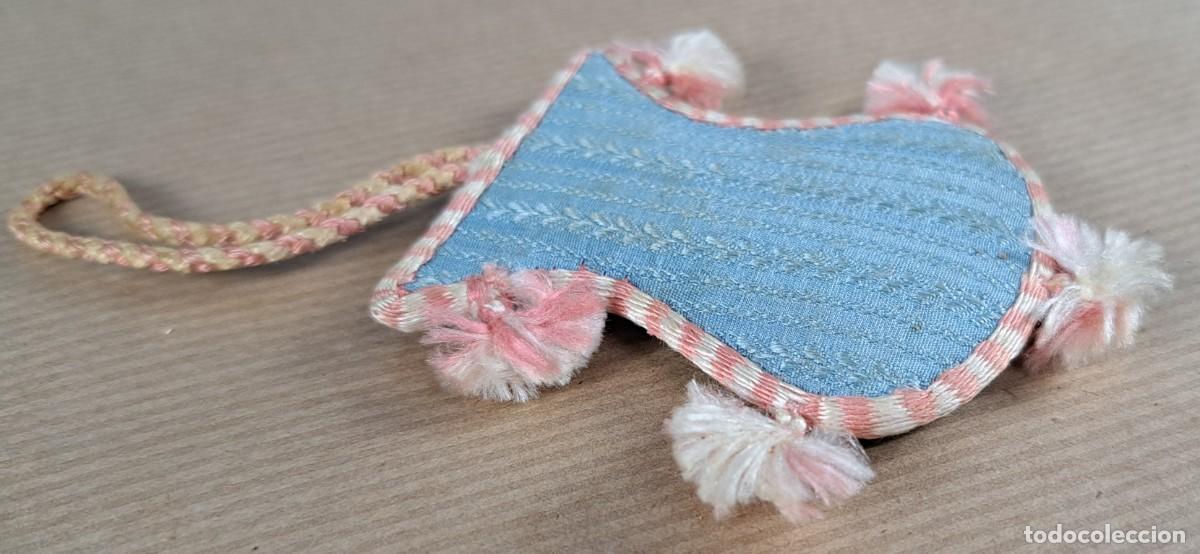 Antig&uuml;edades: Escapulario textil azul con borlas &ndash; siglo XIX - Foto 3