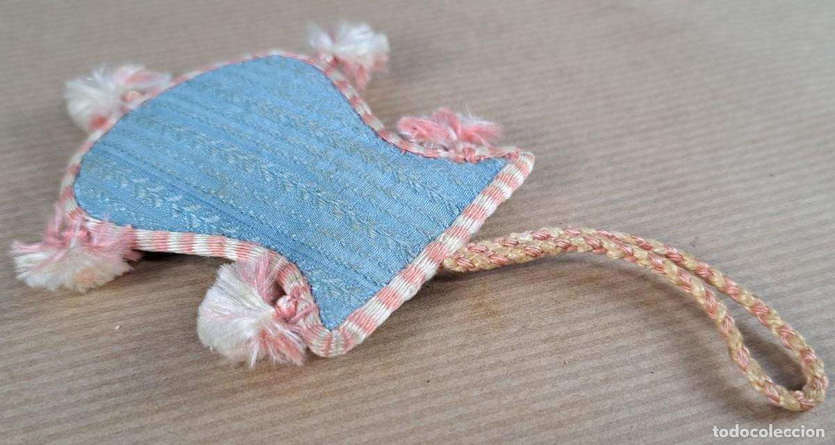 Antig&uuml;edades: Escapulario textil azul con borlas &ndash; siglo XIX - Foto 4
