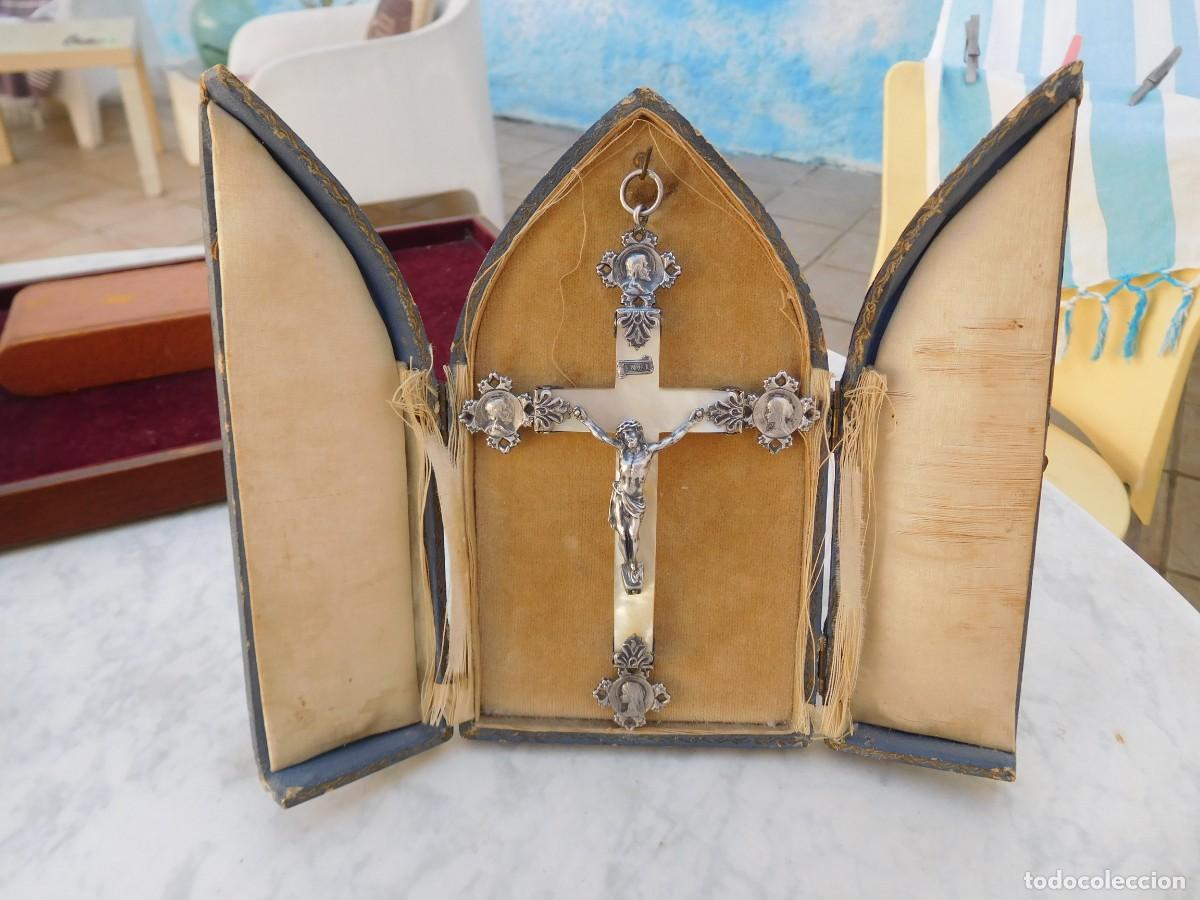 Antig&uuml;edades: Crucifijo pectoral antiguo de plata y n&aacute;car con su capilla para exhibir