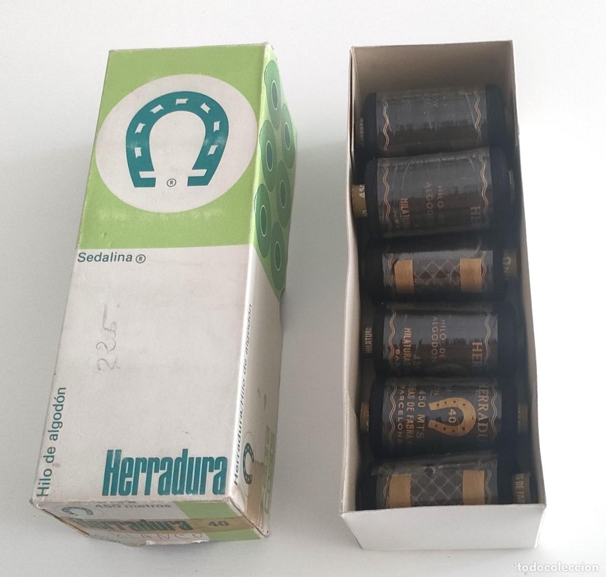 Antig&uuml;edades: Antigua caja con 8 tubos de 450 mts de hilo de algod&oacute;n n&ordm;40 negro Herradura Sedalina. Fabra Coats