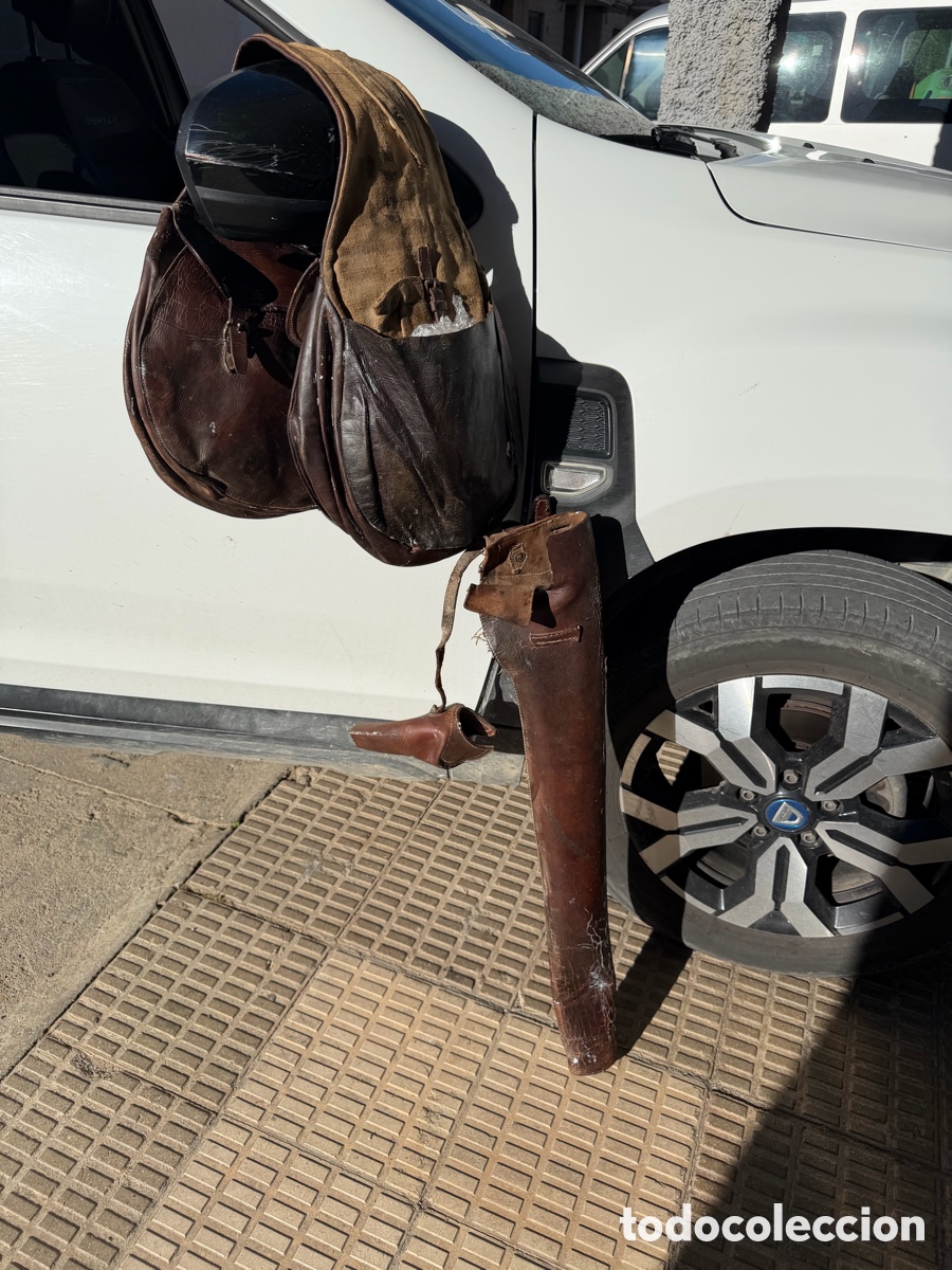 Antig&uuml;edades: ALFORJAS TRASERAS, PISTOLERAS DELANTERAS Y TAHAL&Iacute; DE CABALLER&Iacute;A ESPA&Ntilde;OLA.