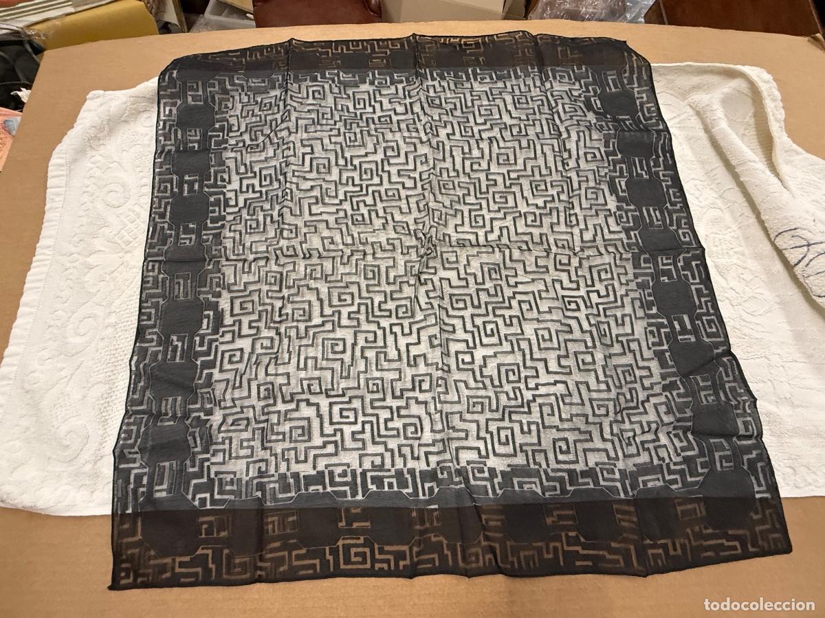 Antig&uuml;edades: Antiguo pa&ntilde;uelo de tejido semi transparente. Mide 66x66cms