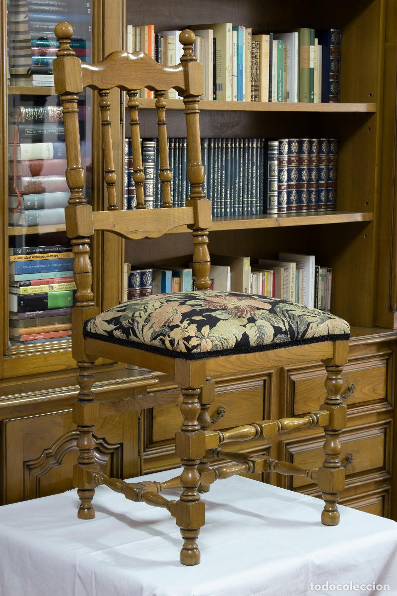 Antig&uuml;edades: Silla de casta&ntilde;o macizo con asiento tapizado