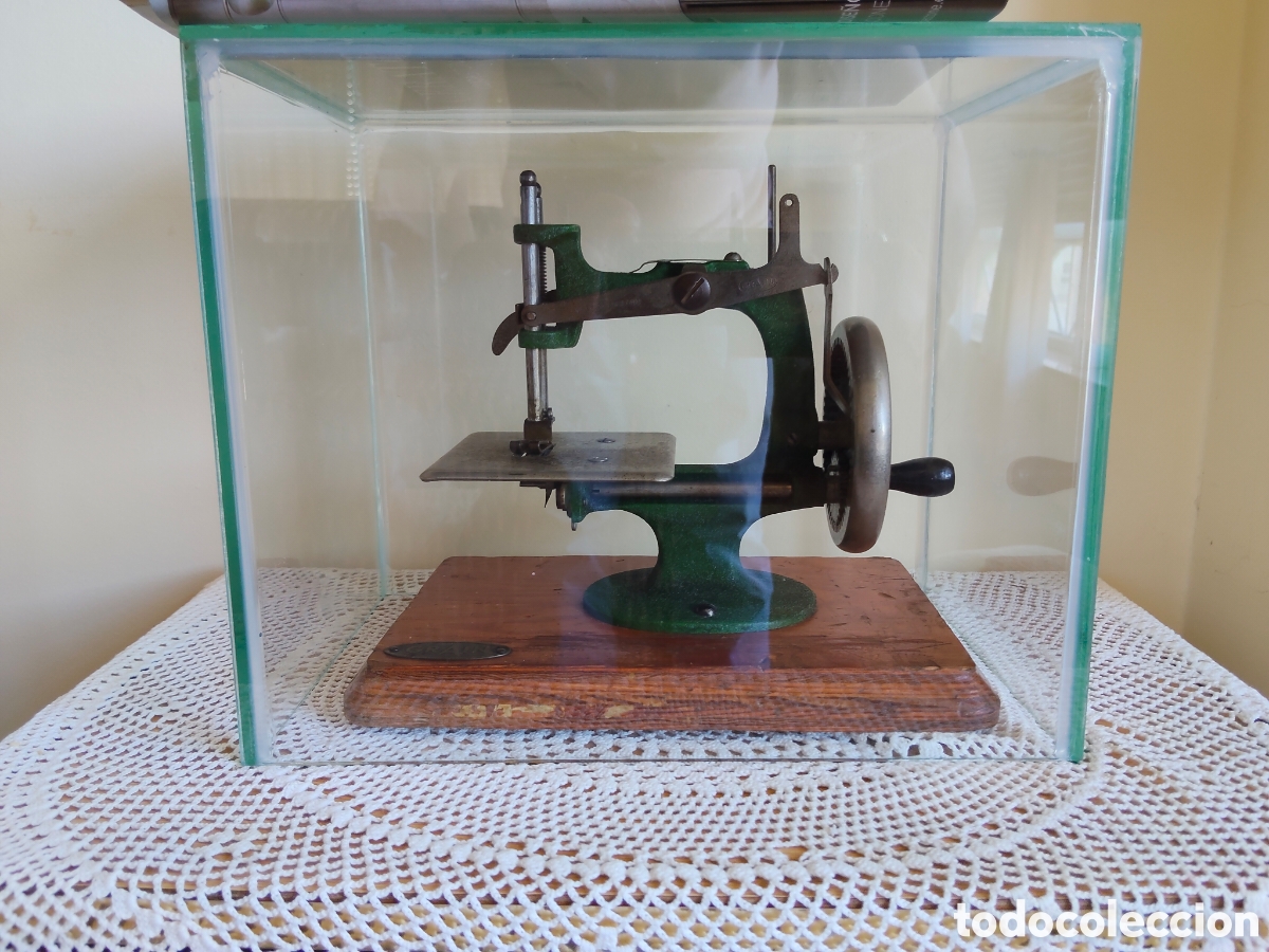 Antig&uuml;edades: Impresionante m&aacute;quina de coser en vitrina