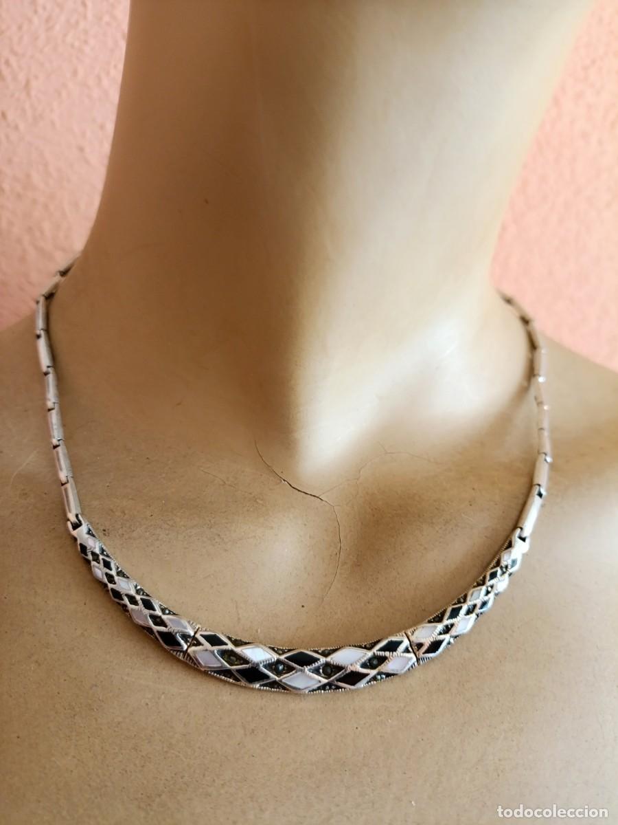 Antig&uuml;edades: Gargantilla de plata de ley con incrustaci&oacute;n de nacar y onix. Sellada y contrastada. 32 gr.
