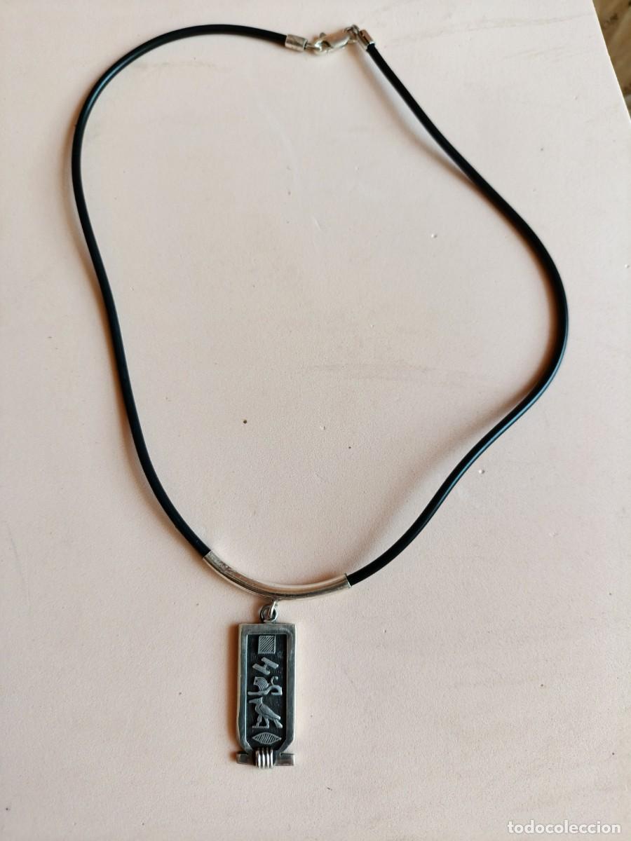 Antig&uuml;edades: Collar de caucho con cierre de plata y colgante egipcio de plata de ley. 43 cm. Colgante 4 x 1,5 cm