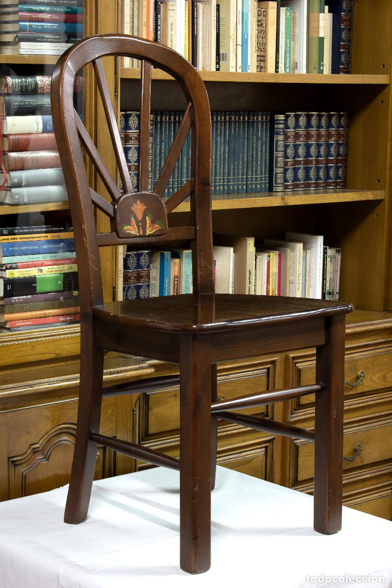 Antig&uuml;edades: Silla de pino macizo con respaldo decorado a mano