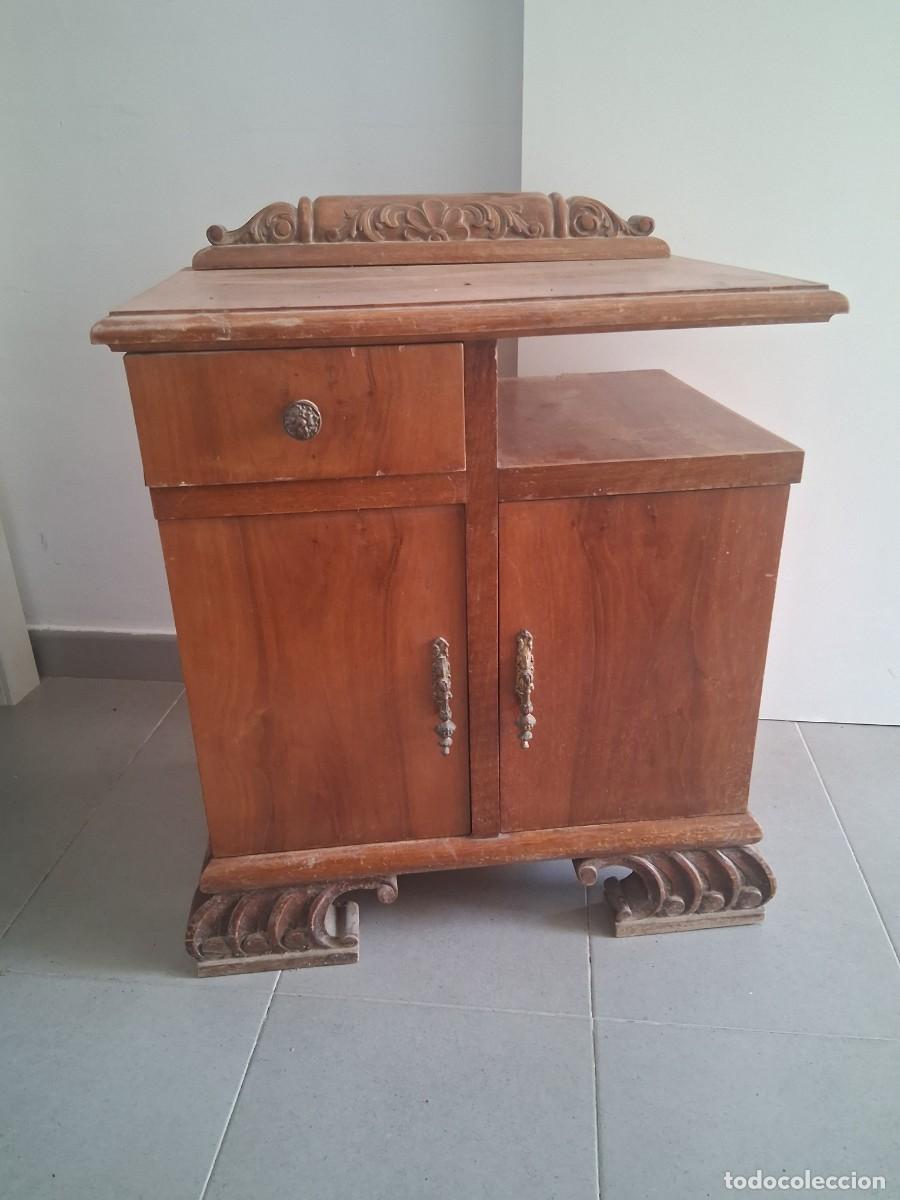 Antig&uuml;edades: Mesita de noche antigua de madera dise&ntilde;o cl&aacute;sico con tiradores y pomo de bronce