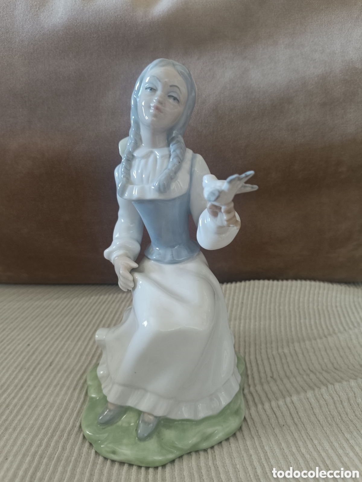 Antig&uuml;edades: Figura porcelana Tengra ni&ntilde;a con p&aacute;jaro