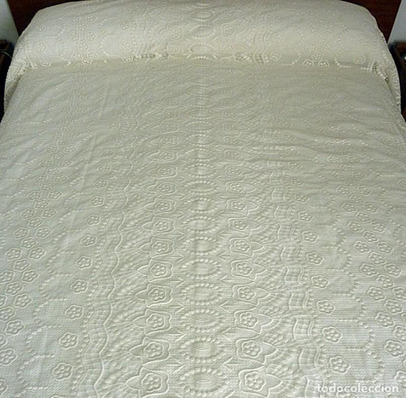 Antig&uuml;edades: COLCHA COLOR BEIGE MUY CLARO - ENCAJE DE GUIPUR -MOTIVOS FLORALES Y GEOM&Eacute;TRICOS - 254 x 223 -NUEVA