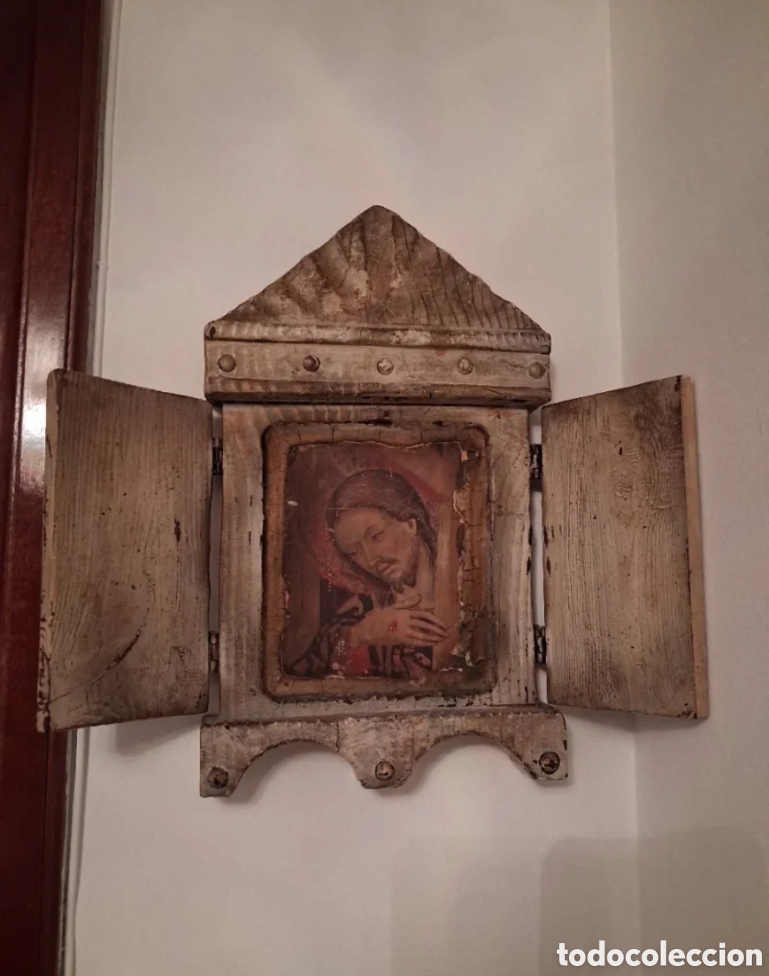 Antig&uuml;edades: hornacina religiosa de madera con puertas