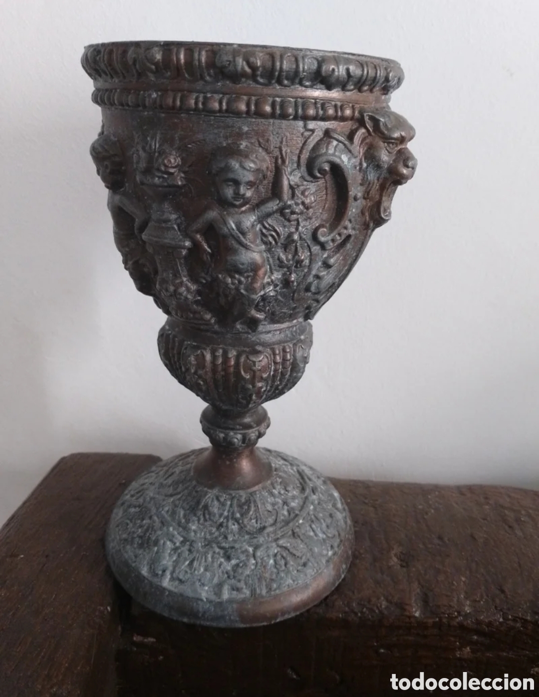 Antig&uuml;edades: Antigua copa con Relieves de Querubines y Cabezas de Le&oacute;n &ndash; Estilo Renacentista