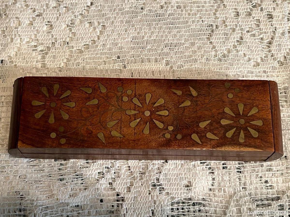 Antig&uuml;edades: Cajita de madera con incrustaciones de lat&oacute;n