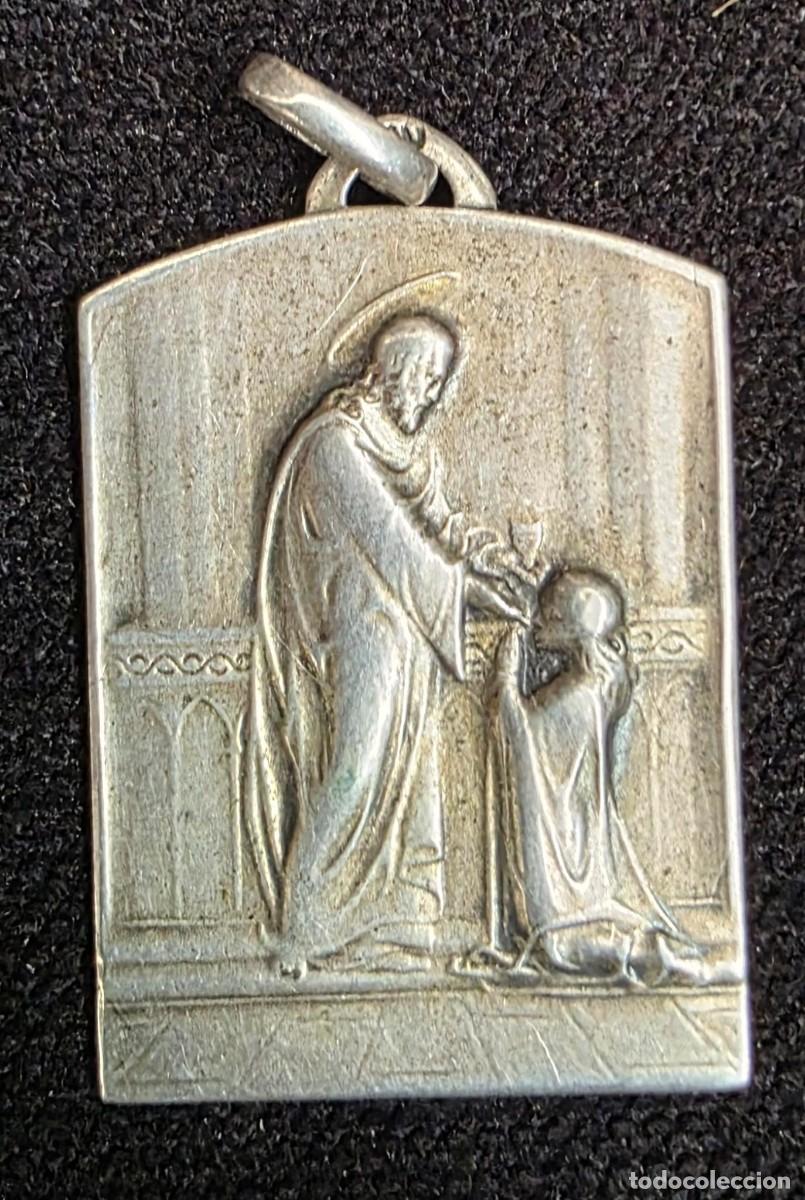 Antig&uuml;edades: Antigua Medalla Religiosa de Primera Comuni&oacute;n &ndash; San Francisco dando la Comuni&oacute;n &ndash; Monograma Mariano