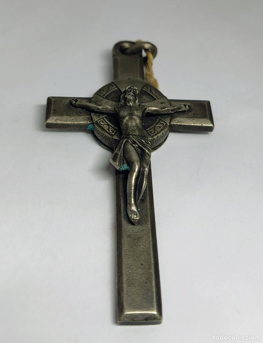 Antig&uuml;edades: RELICARIO CRUCIFIJO Siglo XIX. Dise&ntilde;o celta. Reliquia de la sotana de SAN ANTONIO MAR&Iacute;A CLARET. M414
