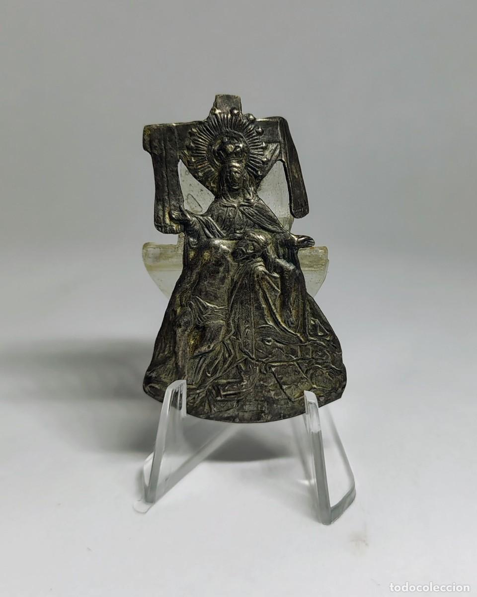 Antig&uuml;edades: Medalla religiosa / Colgante: Virgen de las Angustias sosteniendo a Jes&uacute;s. M415