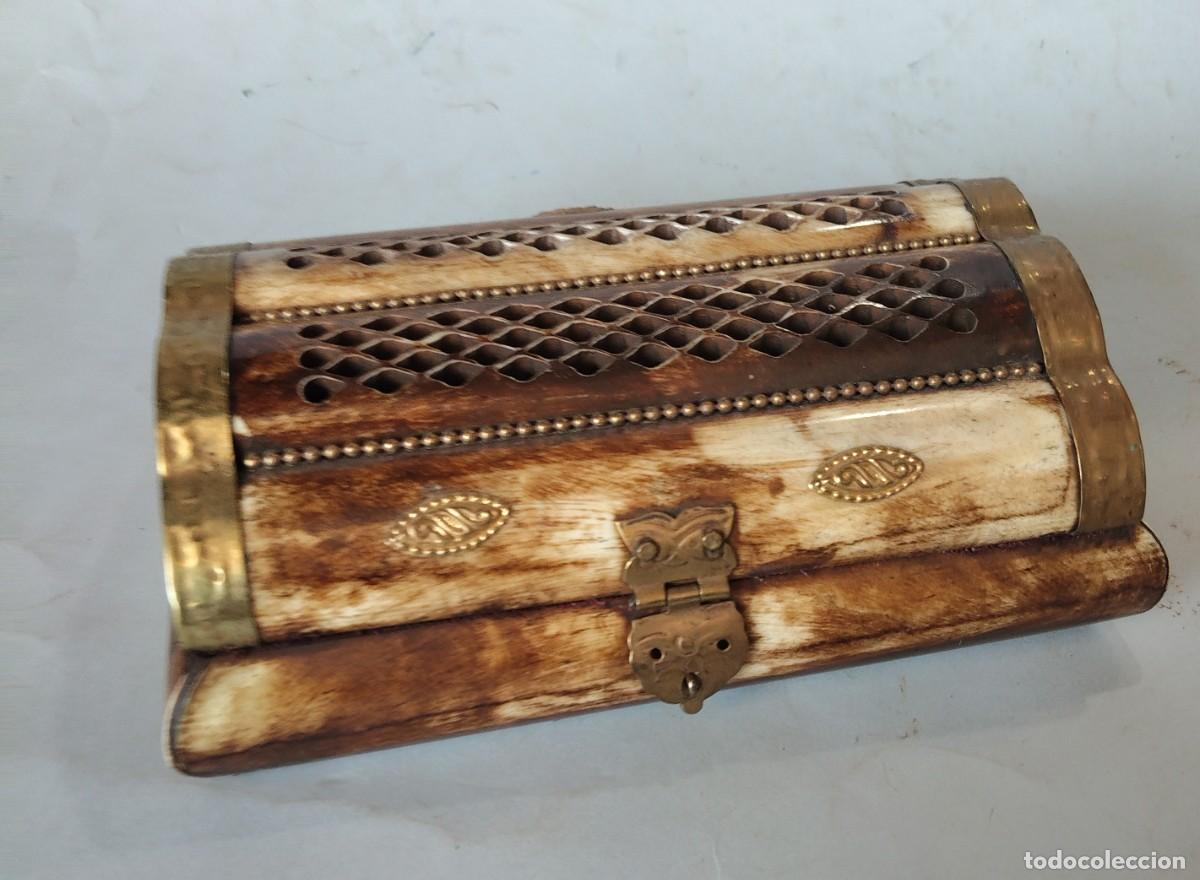 Antig&uuml;edades: Caja joyero de hueso y laton