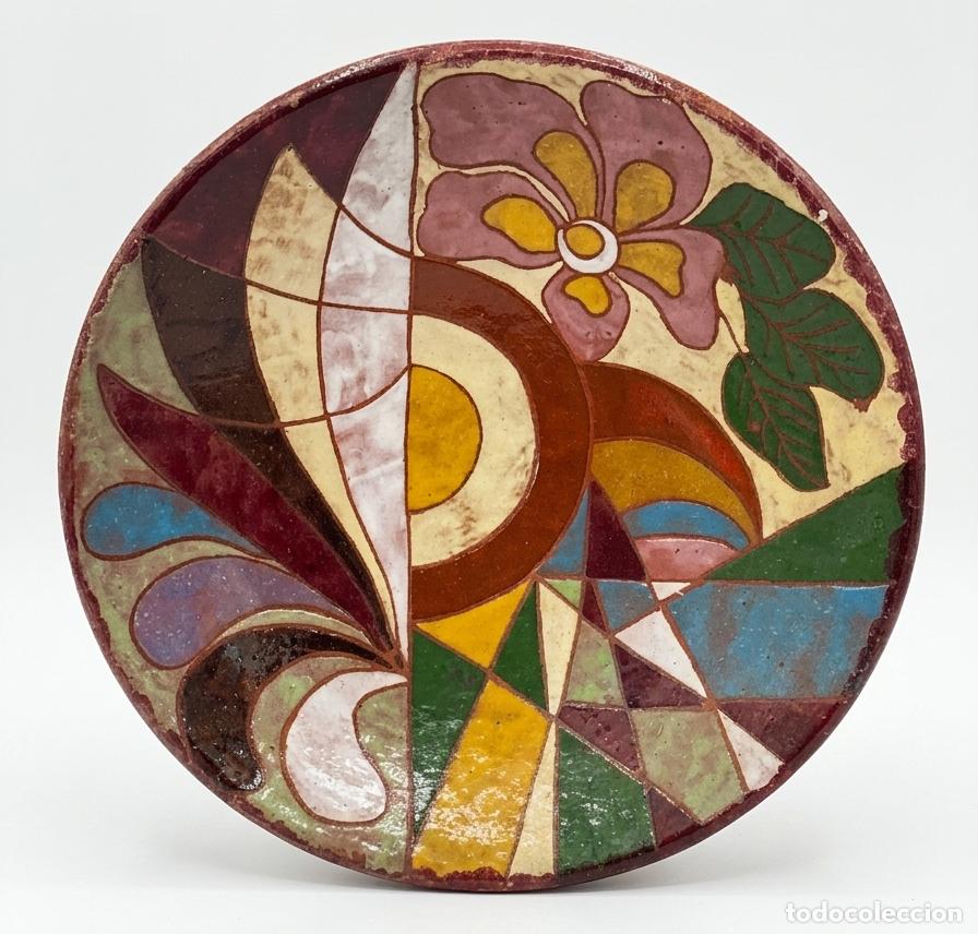 Antig&uuml;edades: Rosa Yag&uuml;e, plato de cer&aacute;mica esmaltada, 1990, titulado Nit Tropical. 26 cm de di&aacute;metro.