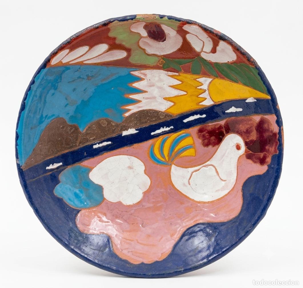 Antig&uuml;edades: Rosa Yag&uuml;e, plato de cer&aacute;mica esmaltada, 1990, titulado Colomela, Sao Paulo, 28 cm de di&aacute;metro.
