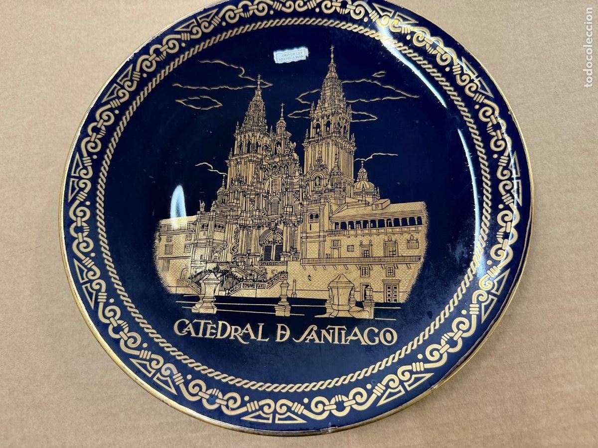 Antig&uuml;edades: Precioso plato de porcelana. CATEDRAL DE SANTIAGO. Azul cobalto pintado en oro de ley. 24cms